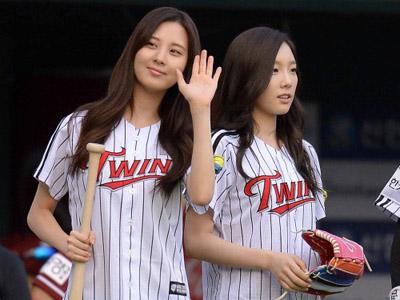 Intip Aksi Taeyeon dan Seohyun SNSD Saat Jadi Pelempar Pertama Pertandingan Baseball!
